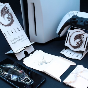 Alien Xenomorph Movie regalo per ricorrenze: Ps5 stand controller + Smartphone Holder + Biglietto di auguri, ideale per festività