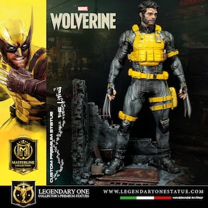 Peut inclure: Une statue de collection Marvel Wolverine à l'échelle 1:6 représentant le personnage dans une combinaison tactique grise avec un harnais, une ceinture et des sangles de jambe jaunes. Il porte des griffes métalliques et un socle en ruines.