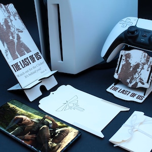 The Last Of Us Kit Regalo per ricorrenze: Ps5 stand controller + Smartphone Holder + Biglietto di auguri, ideale per festività