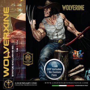 Puede incluir: Una estatua detallada de Wolverine con una figura musculosa en camiseta blanca, jeans azules y sombrero de vaquero, sosteniendo tres garras metálicas y un hacha. La base incluye un tronco de madera. Texto: WOLVERINE, MASTERLINE COLLECTION y escala 1:6 | 1:4.