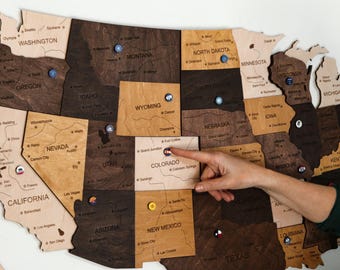 Houten reiskaart VS-punaise: gepersonaliseerd cadeau muurkunst