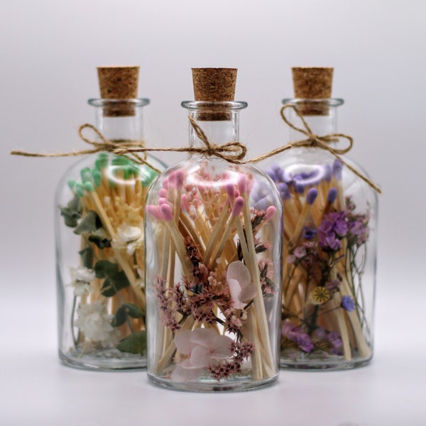 Streichholzflasche mit Trockenblumen