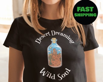 Desert Dreaming - Camiseta temática del suroeste, Camisetas de senderismo, Camisas Boho, Camiseta gráfica Wilderness, Cool Outdoors Print, Arte de cactus, Arte del sol