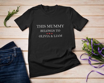 Diese Mumie gehört dazu. Personalisierter Muttertag. Kurzärmeliges Unisex-T-Shirt.