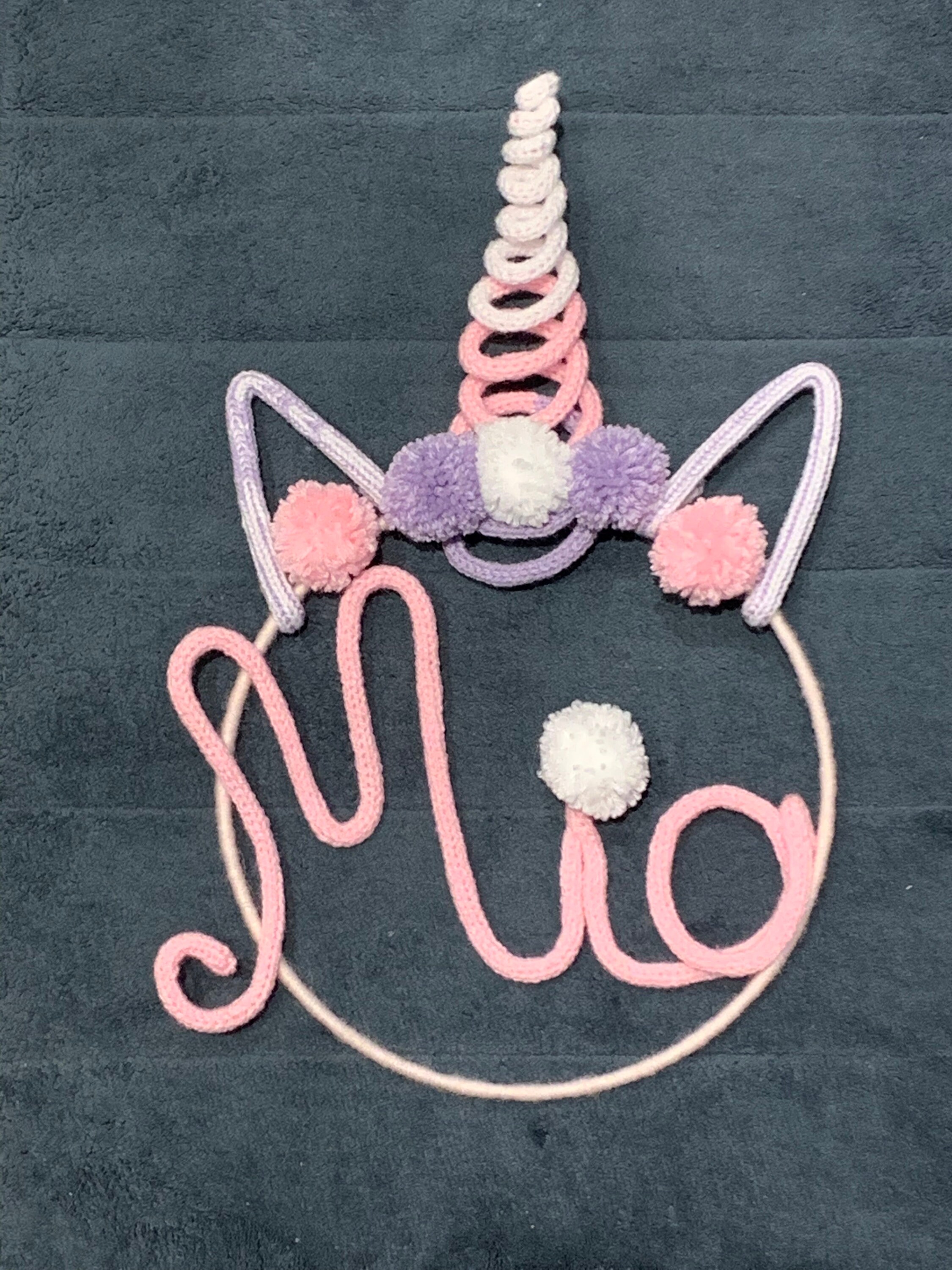 Décoration Murale à Accrocher Cercle Prénom Licorne Personnalisé en Tricotin