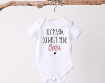 Baby Body | Geschenk | Oma | Geschenkidee | Überraschung | personalisiert | Name | Verkündung Schwangerschaft