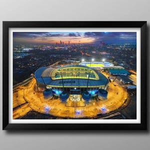 Gerahmter Druck von ManCent City, Etihad Stadium. Wall Art, Poster, Football Club, Erinnerungsstücke. Die Bürger. Blauer Mond.