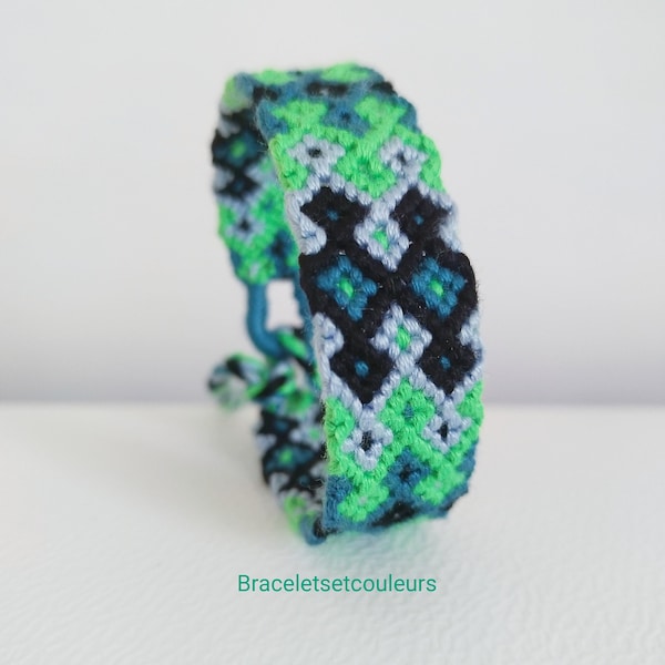 Bracelet brésilien ajustable 16 fils bleu, vert et noir, tissé et tressé à la main