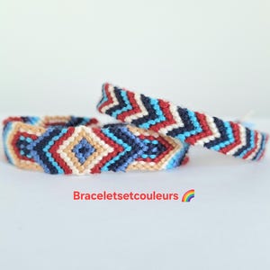 Peut inclure: Deux bracelets d'amitié faits à la main. L'un présente un motif de losanges rouges, bleus, beiges et blancs. L'autre a un motif de chevrons rouges, bleus et blancs. Le texte "Braceletsetcouleurs" est visible.