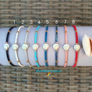 Peut inclure: Huit bracelets colorés avec un charme en coquille blanche. Les bracelets sont numérotés de 1 à 8. Les bracelets sont faits de petites perles et sont disponibles en noir, blanc, argent, turquoise, bleu, rose et rouge.