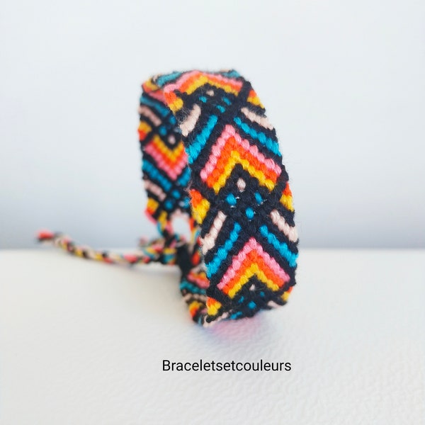 Bracelet brésilien noir et multicolore, motifs losanges et chevrons, idée de cadeau