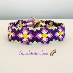 Bracelet brésilien femme violet, vert et blanc avec motifs fleurs, bracelet printanier couleurs pastels pour femme