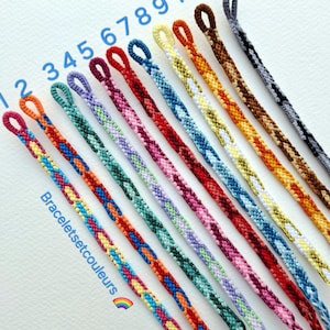 Peut inclure: Onze bracelets d'amitié colorés avec différents motifs. Les bracelets sont numérotés de 1 à 11.