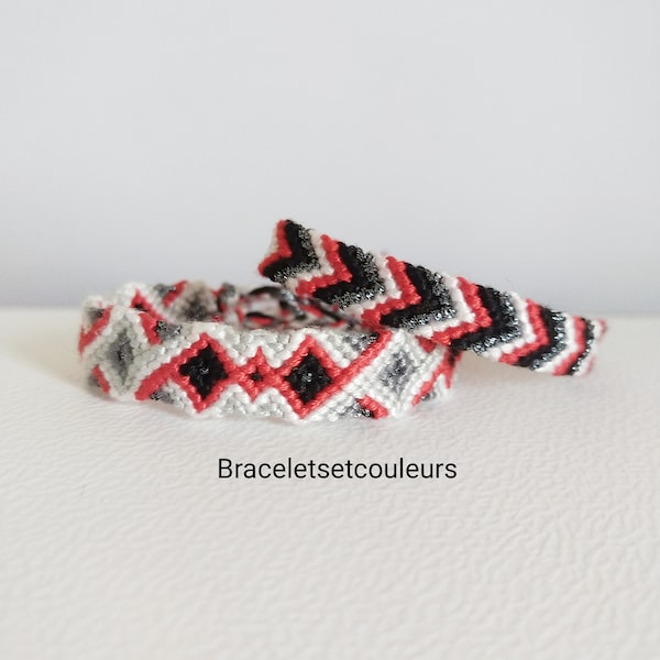 Lot de 2 bracelets brésiliens assortis, noirs, argentés, gris, blanc, et rouges