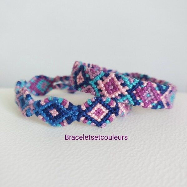 Lot de 2 bracelets brésiliens assortis faits main violets, bleus et roses. Motifs indiens.