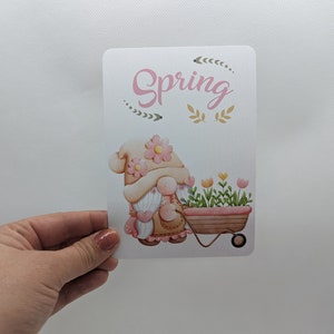 Postkarte "Frühlingstroll Schubkarre", DIN A6, Grußkarte, Postkarte Frühling, Frühlingstroll, Troll, Garten, Gnom