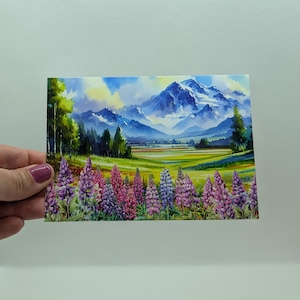 Cartão postal "Tremoços", DIN A6, cartão de felicitações, cartão postal de verão, flores, paisagem montanhosa, prado florido
