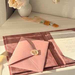 Porte-cartes à couverture rigide en daim et bois de rose poussiéreux | Invitation élégante faite main |  Réservez la date pour mariage, pochette d'invitation