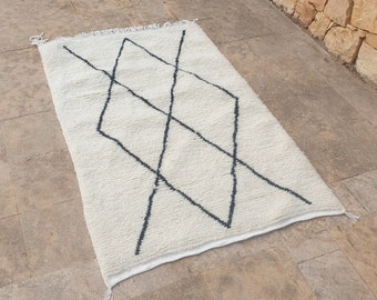 Costum Moroccan Azila Rug , Moroccan Woolen Carpet , New Azilal Rug , New Beni Ouarain Rug ,White And Black Fine Berber Rug marocan rug