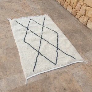Costum Moroccan Azila Rug , Moroccan Woolen Carpet , New Azilal Rug , New Beni Ouarain Rug ,White And Black Fine Berber Rug marocan rug