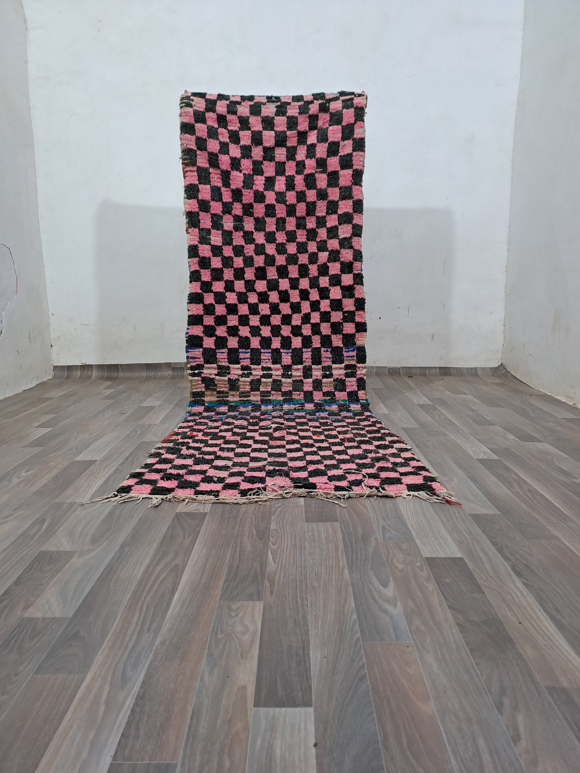 手作りのブジャードベルベルランナーラグ：9 x 3フィート