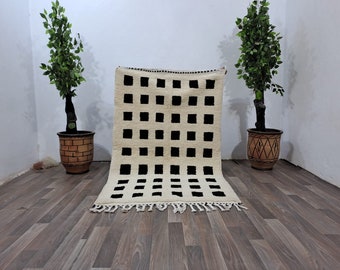 Handgefertigter Marokkanischer Teppich Läufer: Schwarz & weiß kariertes Berber Design