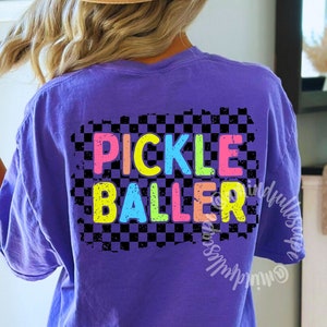 Pickleball PNG, PNG distressed Pickle baller, Design colorato di camicia Pickleball, PNG sportivo alla moda, Download di sublimazione, File digitale