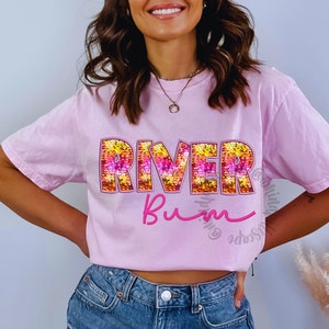 River Vibes PNG, River Bum Shirt Design, Letras de lantejoulas bordadas falsas, Trendy Summer PNG, River PNG, Download digital, River Life