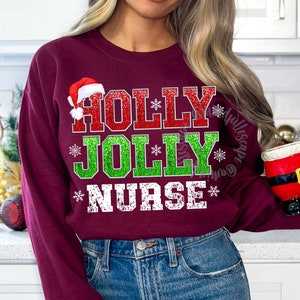 Holly Jolly Nurse PNG, letras bordadas de lantejoulas artificiais brilhantes, design retrô de camisa de Natal, enfermeira Png, DTF, download de sublimação