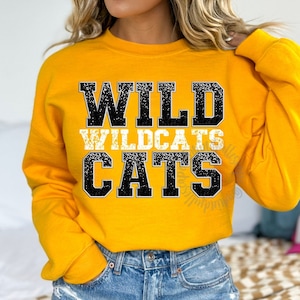 Wildcats PNG, letras de lantejoulas falsas de Wildcats, design de camisa de mascote escolar, equipe esportiva, design DTF, download de sublimação, camisa de dia de jogo png