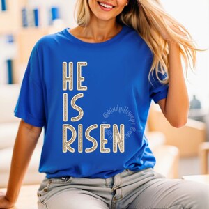 Ele ressuscitou PNG, design de camisa cristã com bordado falso, Jesus PNG, lantejoulas artificiais brilhantes, sublimação religiosa