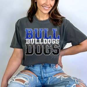 Blue Bulldogs png, stierenhonden nep pailletten letters, schoolmascotte shirtontwerp, sportteam, DTF, sublimatie downloaden, gamedag shirt png