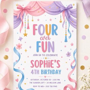 Pode incluir: Um cartão de convite de aniversário retangular com cortinas de tecido drapeado rosa e roxo com laços. O texto diz FOUR ever FUN, JOIN US TO CELEBRATE, SOPHIE'S 4TH BIRTHDAY, SATURDAY, OCTOBER 18, 2:00 PM, THE GARDEN LOFT, 24 WILLOW LANE, RSVP TO MIA 555 728 1940.