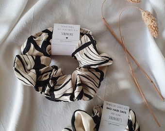 Scrunchie Viskose Satin Schwarz beige I Haargummi I Kleinigkeit verschenken I handgenähtes Scrunchie gestreift mit Sprüchen