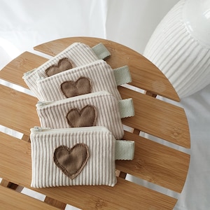 Mini Geldbörse Damen beige / Schlüsseltäschchen mit Herz / Tasche für Schlüsselbund / Tampontäschchen / Geschenk unter 10 Euro /