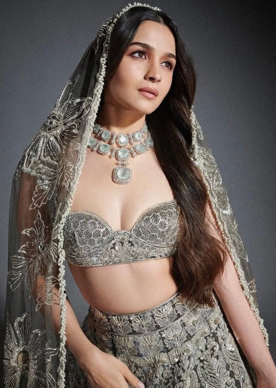 Alia bhatt silver dress hotsell