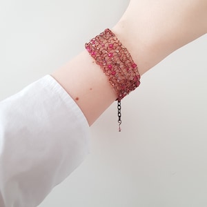 Rosa Perlen Wirework Armband, Bronze Wire Crochet Schmuck, Strick Manschette Armband mit verstellbarem Verschluss, Swarovski Kristall Perlen Armband