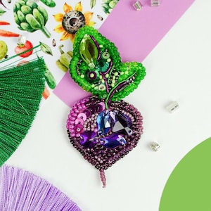 Pärlbroschkit - Rödbetsskörd DIY Broderilapp & Smyckestillverkning