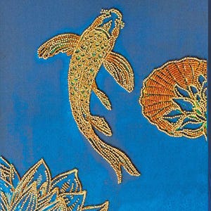 Könnte beinhalten: Blauer Stoff mit goldperlenbesetztem Koi-Fisch, Lotusblüten und einem stilisierten Blatt. Der Koi-Fisch ist diagonal positioniert, die Lotusblüten unten. Das Blatt befindet sich oben rechts.
