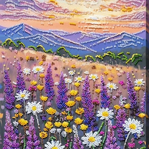 Peut inclure: Peinture texturée d'un paysage de montagne avec un champ de fleurs sauvages. Le ciel passe du bleu au rose et à l'orange, avec des montagnes violettes en arrière-plan. Le premier plan présente des fleurs violettes, jaunes et blanches.