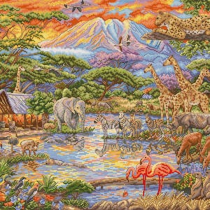 Op de afbeelding: Een kleurrijk kruissteekwerk dat een Afrikaanse safariscène uitbeeldt. De afbeelding toont giraffen, zebra's, olifanten, flamingo's en een luipaard. Een bergketen en een zonsonderganghemel vormen de achtergrond voor de dieren in het wild.