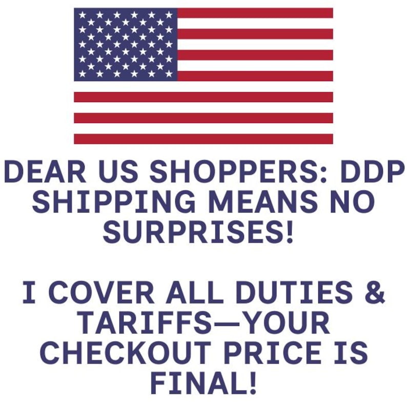 Pu&ograve; includere: Immagine con la bandiera americana e testo: "DEAR US SHOPPERS: DDP SHIPPING MEANS NO SURPRISES! I COVER ALL DUTIES & TARIFFS&mdash;YOUR CHECKOUT PRICE IS FINAL!" Il testo &egrave; blu scuro. La bandiera ha strisce rosse e bianche.