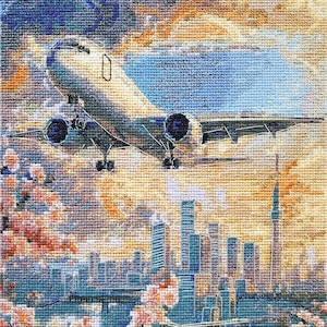 Puede incluir: Imagen de punto de cruz de un avión despegando sobre un paisaje urbano con flores de cerezo. El cielo transita del azul al naranja, con un patrón de puntadas detallado. Los edificios son azules y las flores rosas.
