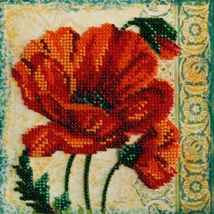 Könnte beinhalten: Nahaufnahme einer Perlen-Stickerei mit roten Mohnblumen, grünen Stielen und Blättern. Die Stickerei befindet sich auf einem cremefarbenen Stoff mit einem grün-goldenen Muster an der Kante.