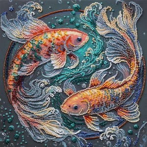 Könnte beinhalten: Ein detailliertes Kunstwerk mit zwei Koi-Fischen in einem kreisförmigen Design. Die Fische sind mit farbenfrohen Perlen in Orange-, Rot- und Gelbtönen verziert. Türkis- und weiße Perlen bilden das Wasser, mit Blasen um die Fische herum.