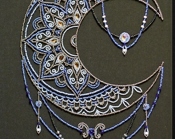 Op de afbeelding: Een maanvormig kralenkunstwerk in tinten blauw, bruin en wit. Het ontwerp heeft ingewikkelde patronen en een delicate ketting. Het kunstwerk staat op een donkere achtergrond.