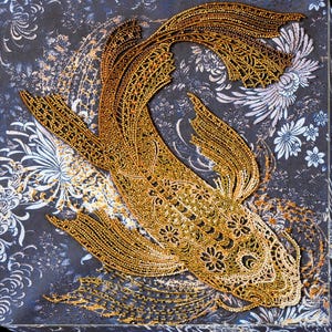 Könnte beinhalten: Ein goldfarbenes Fischdesign aus Perlen auf einem dunkelblauen Hintergrund mit weißen Blumenmustern. Der Fisch ist mit aufwendigen Perlenarbeiten verziert und hat einen fließenden Schwanz.