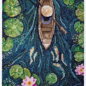 Op de afbeelding: Een klein houten bootje met een persoon erin drijft op een vijver. De vijver is bezaaid met waterlelies en er zwemmen vissen in het water.