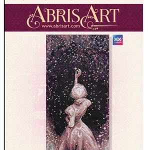Pu&ograve; includere: Kit per punto croce con una donna che si protende verso un cielo stellato. Il kit include 18 colori di filo e misura 200 x 380 mm. Il logo "ABRIS ART" e l'indirizzo del sito web sono visualizzati sulla confezione.