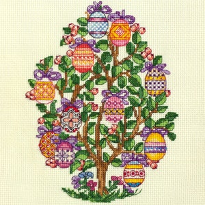 Peut inclure: Une broderie au point de croix représentant un arbre orné d'œufs de Pâques colorés. Les œufs sont décorés de motifs et de couleurs variés, notamment du rose, du jaune, du bleu et du vert.